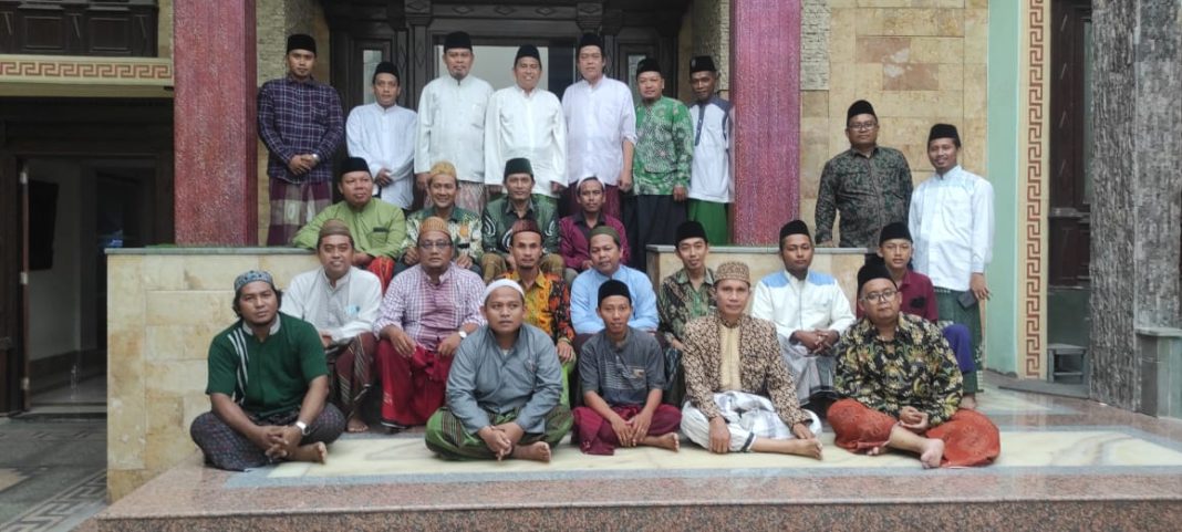 Foto : Gus dan Alumni Pesantren saat berkunjung di kediaman KH Mulyadi
