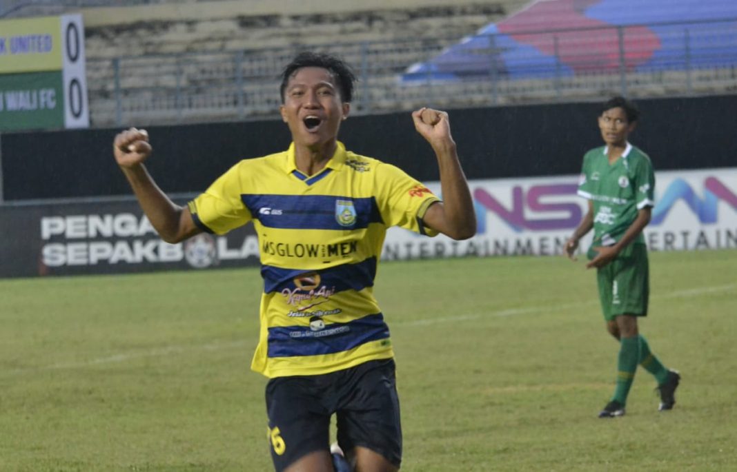 Pemain Gresik United melakukan selebrasi usai mencetak gol ke gawang Bumi Wali FC, Selasa (30/11/2021)./ Foto: TBK