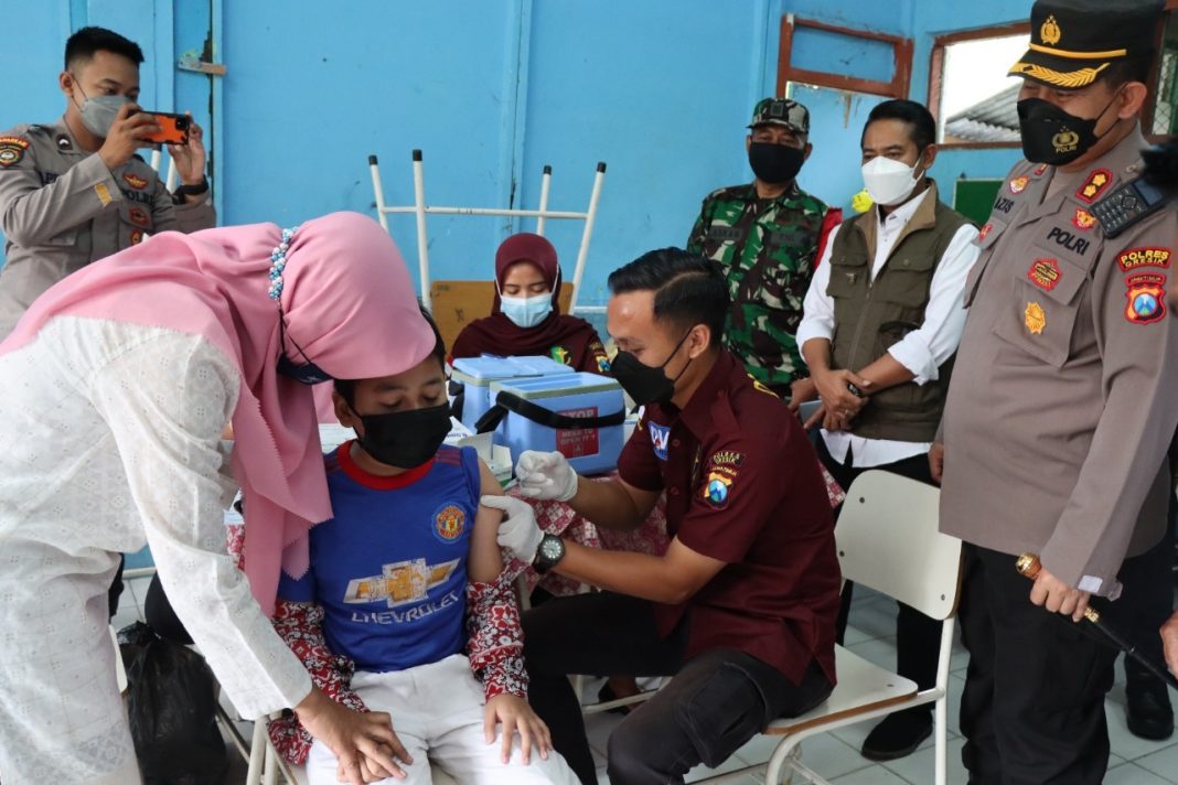 Kapolres Gresik AKBP Mochamad Nur Azis menyaksikan vaksinasi pelajar SDN Kelangonan Kebomas, Rabu (5/1/2021)./ Foto: tbk