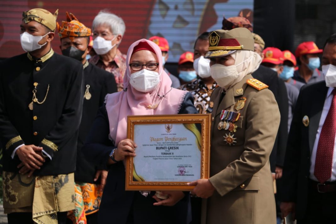 Wakil Bupati Gresik Aminatun Habibah mewakili Pemkab Gresik saat menerima penghargaan bulan Keselamatan dan Kesehatan Kerja Nasional tahun 2022, Rabu (12/1/2022)./ Foto: Humas Pemkab