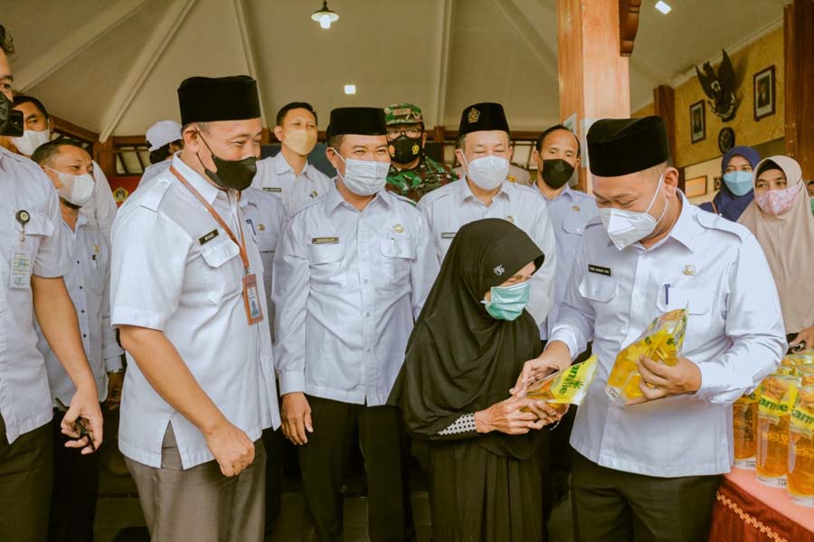 Bupati Gresik Fandi Akhmad Yani saat dalam operasi minyak goreng murah, Rabu (23/2/2022)./ Foto: TBK