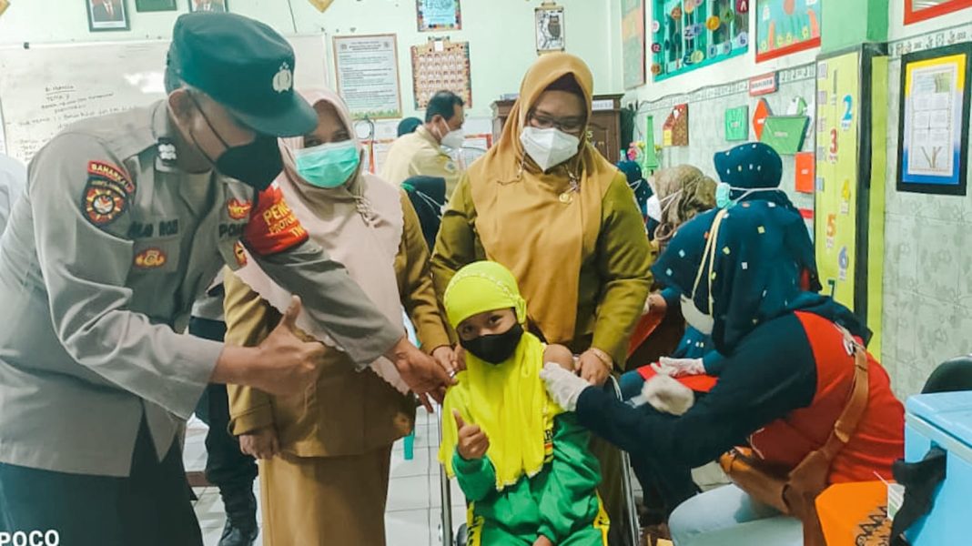 Wakil Bupati Gresik Aminatun Habibah saat meninjau vaksinasi di MI Al Ma'arif, Selasa (22/2/2022)./ Foto: TBK
