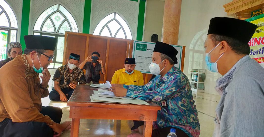 Tiga orang wakif mengucap ikrar wakaf kepada Nazir dihadapan KUA dan para penerima wakaf di Masjid Alfalah Balongpanggang, Rabu (9/2/2022)./ Foto: TBK