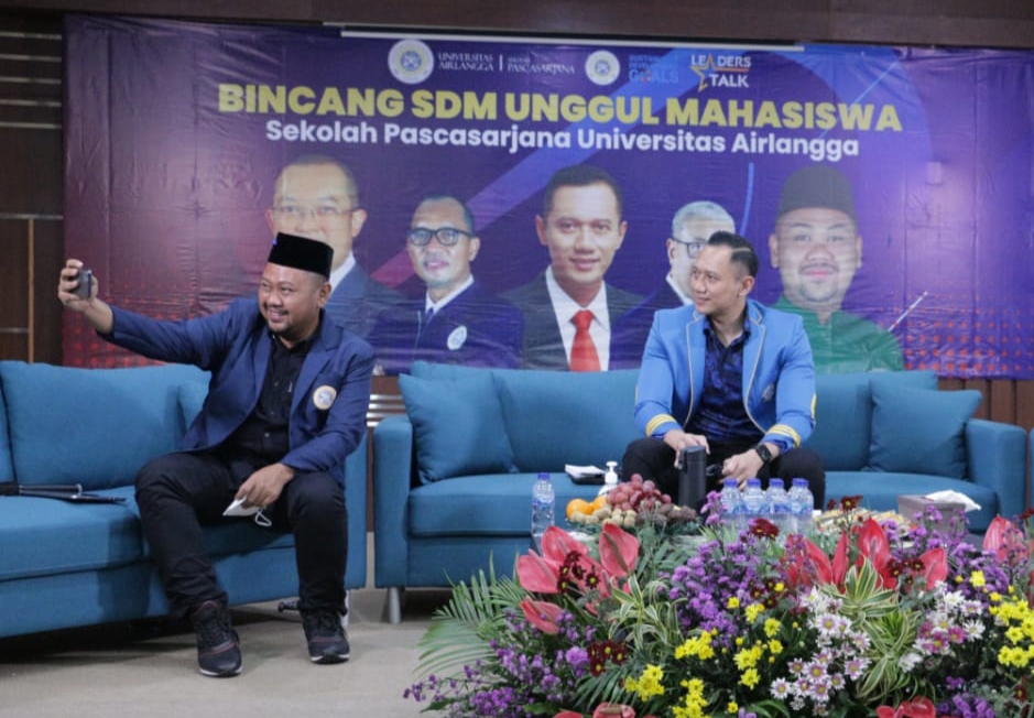Bupati Gresik Fandi Akhmad Yani bersama AHY saat menjadi pembicara di Airlangga Forum, Senin (21/2/2022)./ Foto: Humas Pemkab