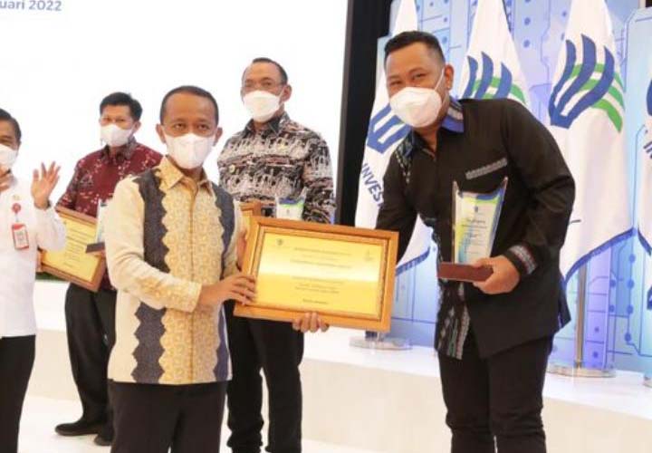 Menteri Investasi/BKPM (Badan Koordinasi Penanaman Modal) Bahlil Lahadalia memberikan penghargaan kepada Bupati Gresik Fandi Akhmad Yani, Rabu (16/2/2022). Foto: Humas Pemkab