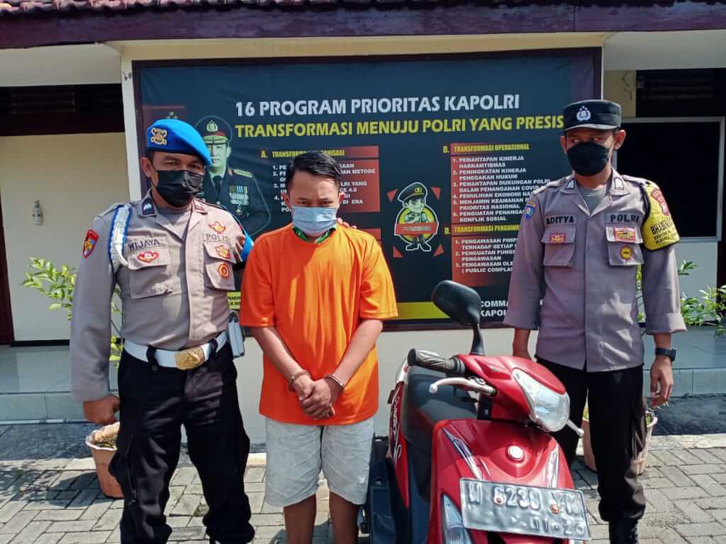Anggota Polsek Driyorejo mengamankan pelaku curanmor Akromul Aziz (28) warga Tambak Asri Jalan Bunga rampai Kota Surabaya, Rabu (2/3/2022). / Foto: TBK