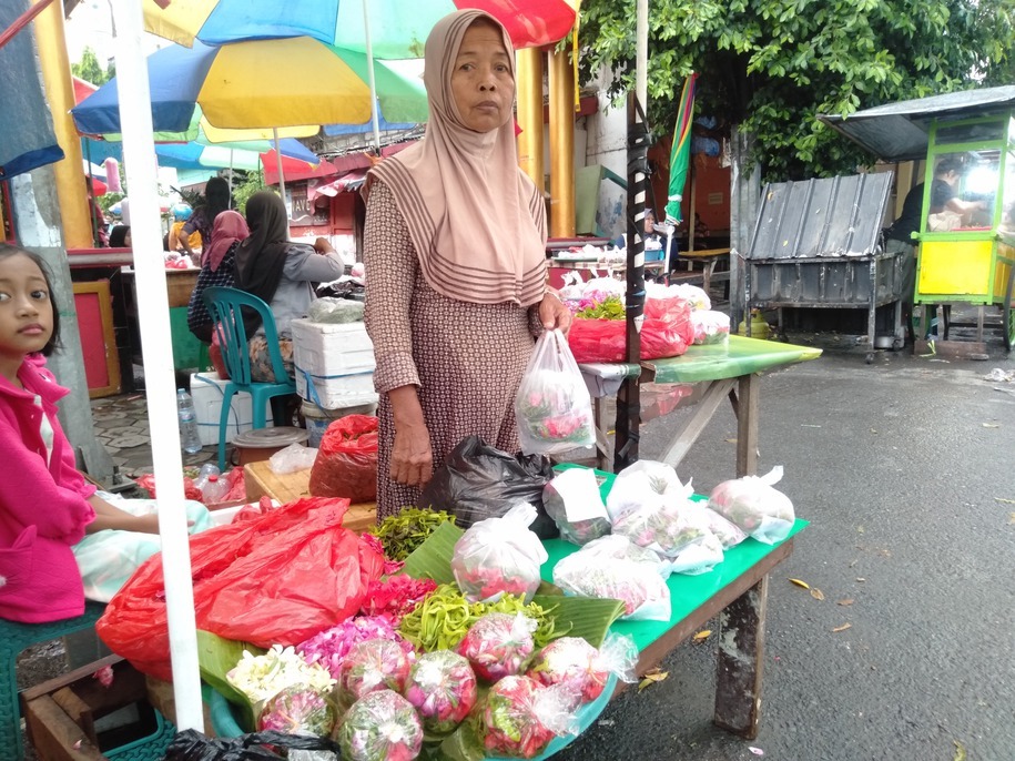Berkah Ramadan, Penjual Kembang dan Jasa Bersih Makam di Tlogopojok Gresik Ketiban Rezeki