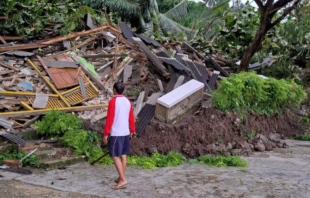 empat ruang kelas hancur akibat longsor, pembelajaran sekolah di bawean beralih daring 