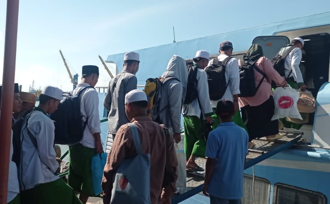 jelang ramadan, penumpang kapal menuju bawean meningkat