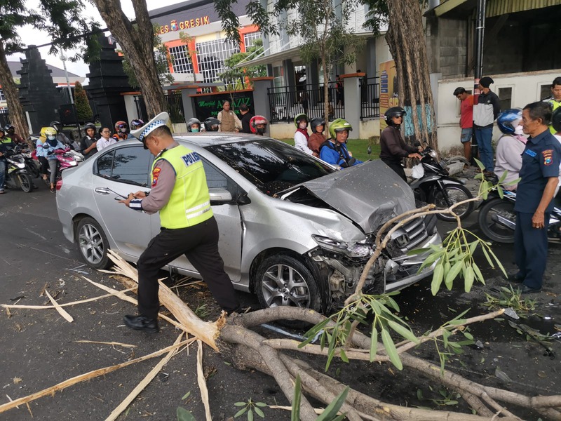 Mobil Terios yang Terlibat Kecelakaan di Depan Polres Gresik, Ditumpangi Pengancara Ali Muchsin