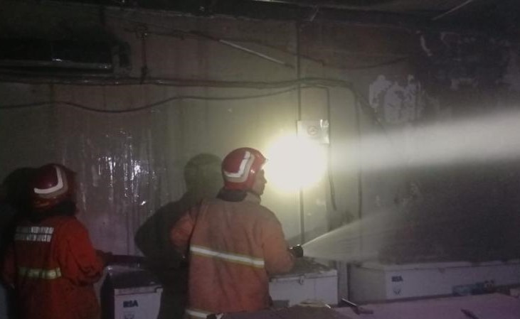 diduga konsleting listrik, gudang di driyorejo gresik hangus terbakar