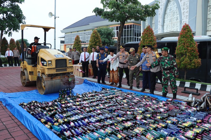 Hasil Operasi Pekat, Polres Gresik Musnahkan 3.167 Botol Miras