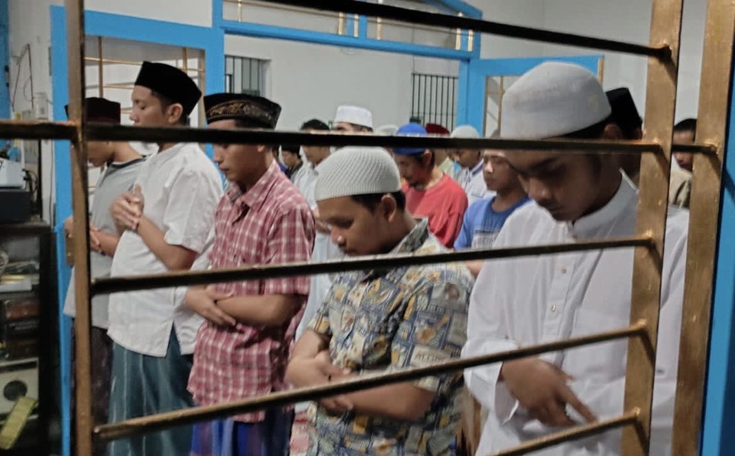 Kapasitas Rutan Gresik Overload, Tahanan Bergantian Sholat Tarawih di Masjid