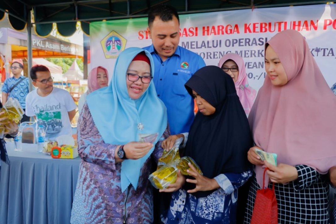 Tekan Harga Minyak Goreng di Pulau Bawean, Wakil Bupati Gresik Gelar Operasi Pasar