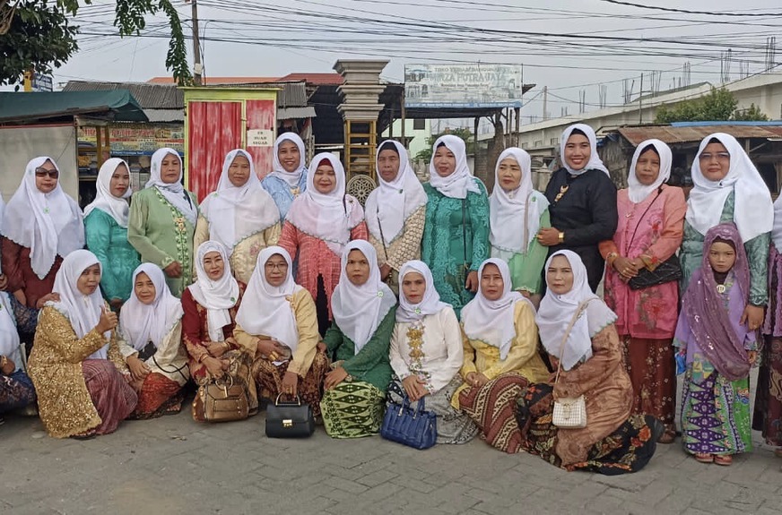 Rayakan Harlah Ke-73, Fatayat NU Suci Keliling Kota Gresik Pakai Baju Adat Kartini
