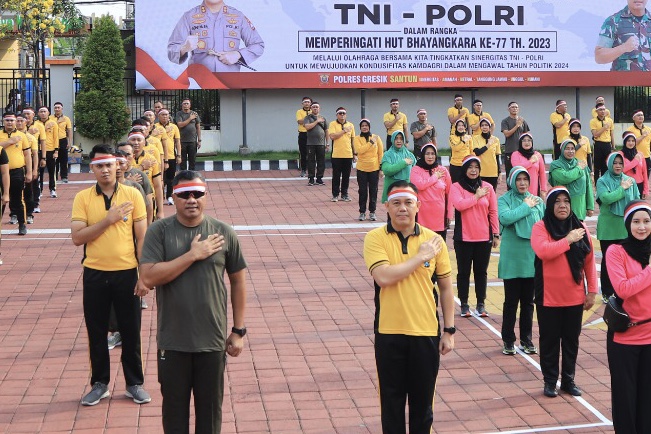 Perkuat Sinergitas, Polri-TNI di Gresik Olahraga Bersama di Momen HUT Bhayangkara ke 77