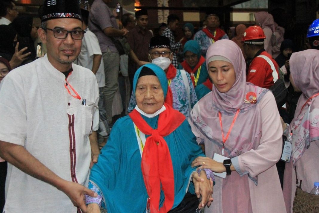 Momen Haru Pelepasan CJH Gresik SIG, Ada Nenek Berusia 87 Tahun Iku Berangkat Haji