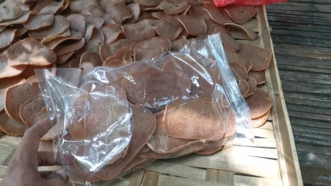 Melihat Geliat Pelaku UMKM Olahan Kerupuk Ikan di Desa Sukalela Bawean