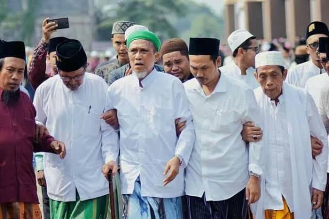 KH Masbuhin Faqih Dapat Penghargaan dari PWI Gresik sebagai Ulama Berpengaruh 