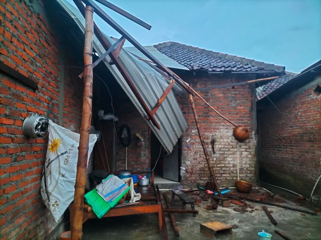 Hujan Deras dan Angin Kencang, Kawasan Driyorejo Gresik Banjir dan Sejumlah Rumah Rusak