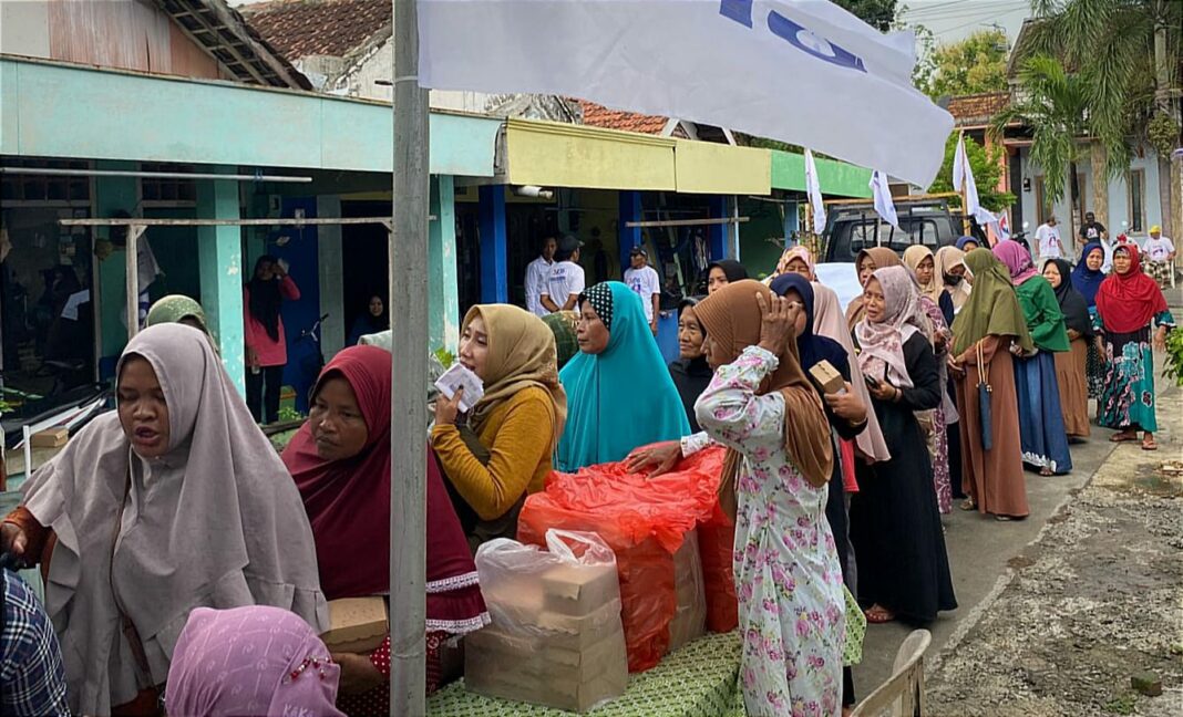 Bazar Minyak Goreng Murah Caleg DPR RI Perindo Diserbu Warga Gresik